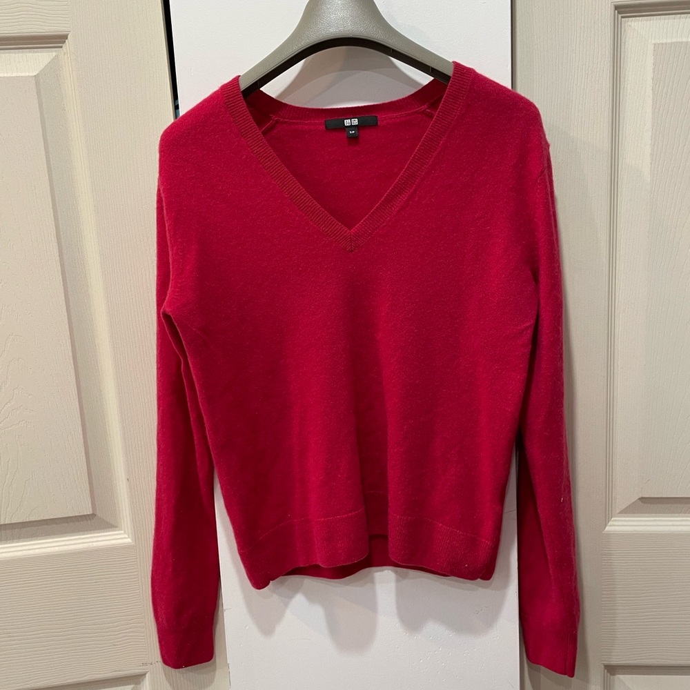 Uniqlo 100% cashmere Vibrant Red V-Neck Sweater size S